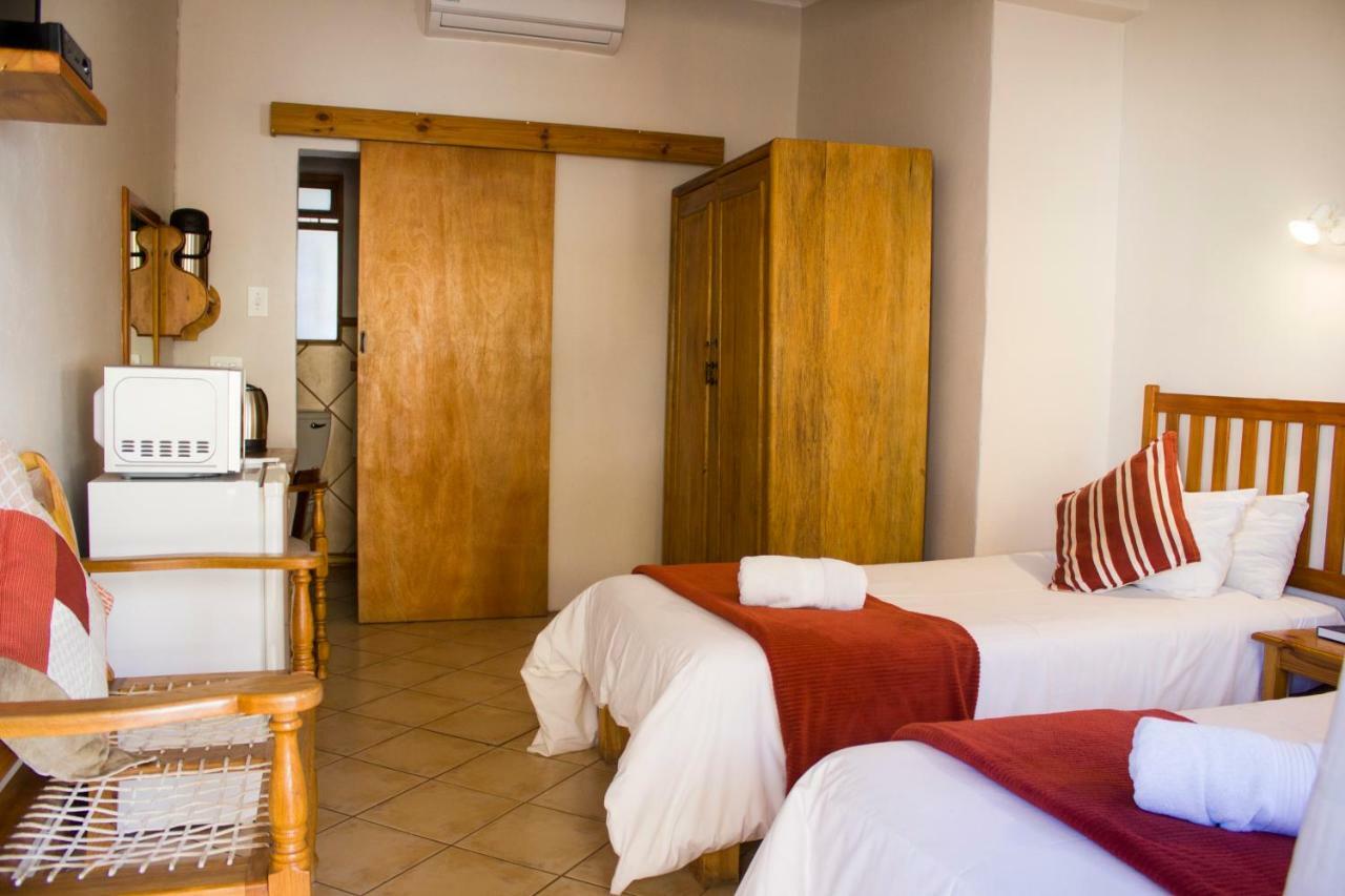 Aan Die Oewer Guesthouse Graaff-Reinet Exteriör bild