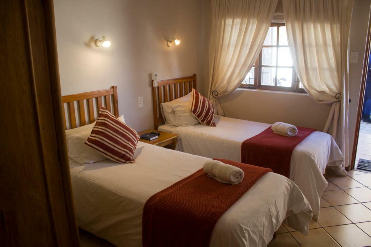 Aan Die Oewer Guesthouse Graaff-Reinet Exteriör bild
